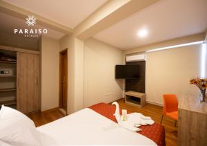 Habitación de hotel con cama y TV de pantalla plana. en Hoteles Paraiso PIURA, en Piura