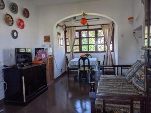 - un salon avec une table et une salle à manger dans l'établissement Karibuni Villa - Malindi beach view property, à Malindi