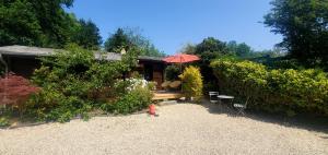 Vonkajšia záhrada v ubytovaní Chalet en pleine nature au bord d'un étang