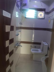 Elle comprend une petite salle de bains pourvue de toilettes et d'une fenêtre. dans l'établissement The Royal Scout Homestay, à Changar Talai