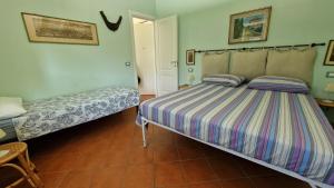 1 dormitorio con 2 camas, mesa y silla en Villa delle Rose, en Chiavari