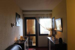 a living room with a door with a window at Apartamento Matur in Santa Cruz