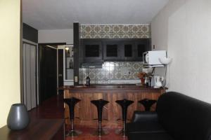 eine Küche mit einer Theke und Hockern in einem Zimmer in der Unterkunft Apartamento Matur in Santa Cruz