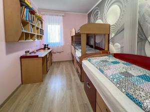 Ένα ή περισσότερα κρεβάτια σε δωμάτιο στο Antares Apartman