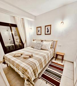 カボ・ロイグにあるBellavista V Cabo Roigのベッドルーム1室(動物用枕2つ付)