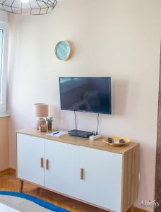 Μια τηλεόραση ή/και κέντρο ψυχαγωγίας στο Apartment Mon Cheri +20 φωτογραφίες