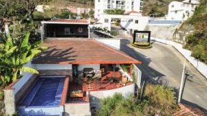 an aerial view of a house with a swimming pool at Hotel Santorini in San Gil