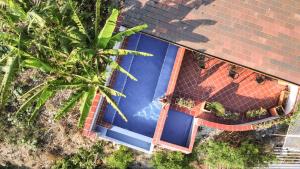 una vista aérea de una casa con piscina en Hotel Santorini en San Gil