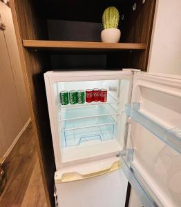 um frigorífico aberto com algumas bebidas dentro em WILD DUCK HAVEN RESORT em Belton