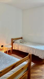 Zimmer mit 2 Betten und einem Tisch in der Unterkunft Fiesa-Piran beach house with free parking in Piran