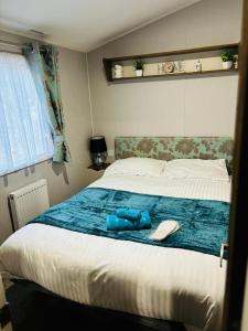 WILD DUCK HAVEN RESORT في Belton: غرفة نوم مع سرير وبطانية زرقاء