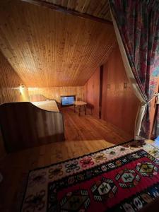 a room with a table and a rug on a wooden floor at Chalet Hilltop Kodra e Diellit Popovo Sapka in Tetovo