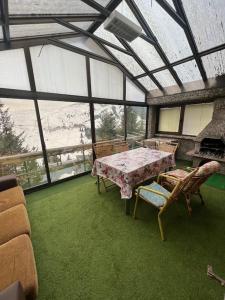 una sala da pranzo con tavolo e sedie in un edificio di Chalet Hilltop Kodra e Diellit Popovo Sapka a Tetovo