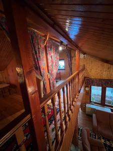 une chambre avec un escalier dans une cabine dans l'établissement Chalet Hilltop Kodra e Diellit Popovo Sapka, à Tetovo