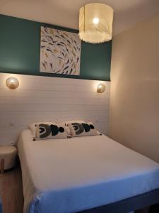 Cama o camas de una habitación en Hôtel Le Rivage vue sur mer - Châtelaillon-plage