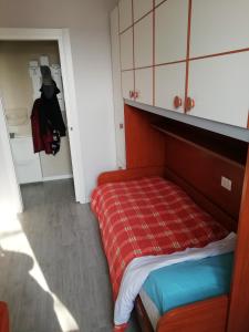 a small bedroom with a bed and a closet at Delizioso trilocale Lodi città in Lodi
