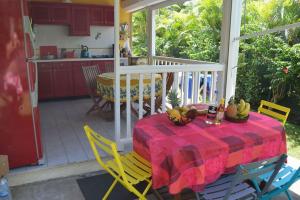 - une table avec des bananes sur la terrasse couverte dans l'établissement villa bougainvillier jardin privatif, à Saint-François