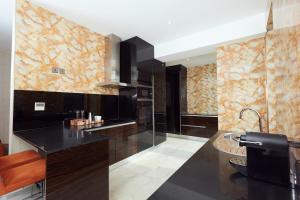 Kuchyň nebo kuchyňský kout v ubytování Bel Air Crest Hotel & Suites