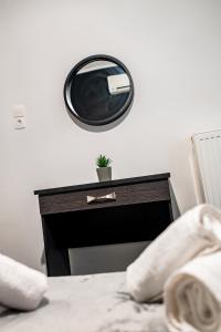 un espejo sentado en la parte superior de una cama en GM apartment experience, en Atenas
