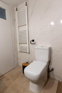 baño con aseo blanco en una habitación en GM apartment experience, en Atenas