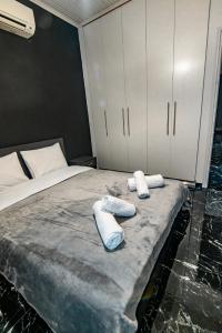 1 dormitorio con 1 cama con 2 toallas en GM apartment experience, en Atenas