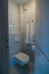 Villa Ljubica 2 في فوديس: حمام مع مرحاض ومناشف على الباب