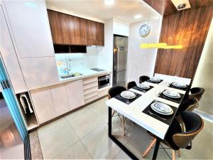 cocina con mesa y sillas en una habitación en JADE, BLOCO A, APT 1209 · Hotel Jade, 2 quartos, parque sul, vista livre, en Brasilia