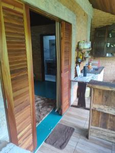 una puerta abierta a una cocina con mesa en Chalé da Lua - Parte Alta Parque Nacional de Itatiaia, en Itamonte 17 fotos más