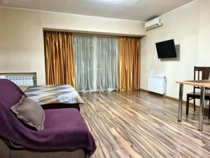 Televízia a/alebo spoločenská miestnosť v ubytovaní Apartments on Kirova
