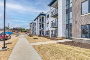 um passeio vazio em frente a um edifício em Bloomington Apartment with Balcony, 3 Mi to Downtown em Bloomington