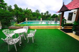 Athirappilly Rainland Resort内部或周边的泳池