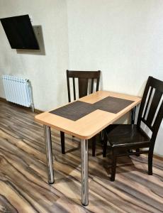 Televízia a/alebo spoločenská miestnosť v ubytovaní Apartments on Kirova