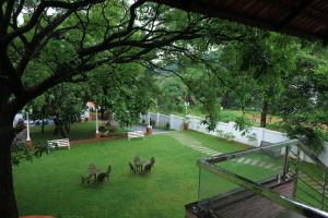 Athirappilly Rainland Resort外面的花园