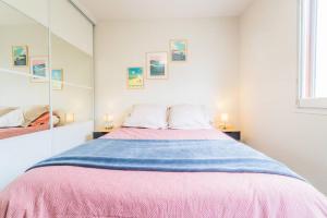een witte slaapkamer met een bed met een blauwe deken bij #Le Concorde - Centre-ville - Terrasse - Parking in Brive-la-Gaillarde