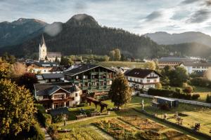 una piccola cittadina con una montagna sullo sfondo di Hotel Kogler a Bad Mitterndorf