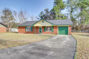 une maison avec un garage vert et une allée dans l'établissement Charming Hinesville Home Less Than 6 Mi to Fort Stewart, à Hinesville