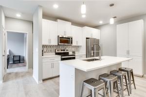 Kitchen o kitchenette sa New-Build Bloomington Apartment about 3 Mi to Downtown