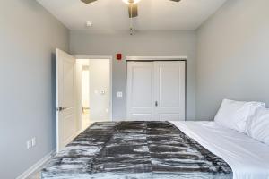 - une chambre avec un lit et une couverture noire et blanche dans l'établissement Bloomington Apartment with Balcony - Near IU Campus!, à Bloomington