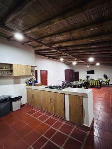 una cocina con encimera en el medio de una habitación en Finca Los Canelos, en Ricaurte