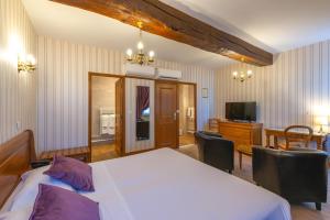 TV a/nebo společenská místnost v ubytování Hotel De La Cloche