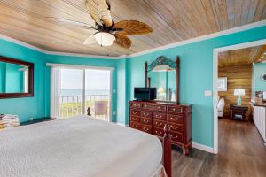 a bedroom with a bed and a ceiling fan at Tavernier Escape #4408 in Tavernier