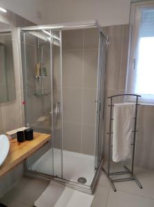um chuveiro com uma porta de vidro na casa de banho em BeB Casa di Lia em Carugo