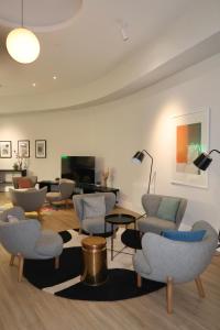 a living room with chairs and a tv at Luxury Capella Court in London