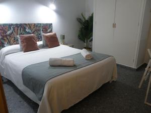 マルベーリャにあるHostal Paco Marbellaのベッドルーム1室(大型ベッド1台、枕2つ付)