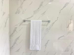 a white towel hanging on a towel rack in a bathroom at Toucan home in Fortuna