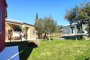 Vonkajšia záhrada v ubytovaní Socrates Organic Village - Wild Olive