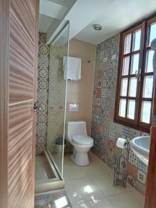 a bathroom with a toilet and a sink at La Aurora in Huaraz