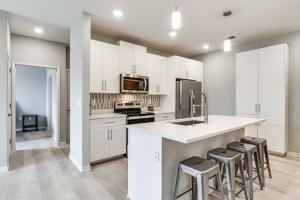 Een keuken of kitchenette bij Bright Bloomington Apartment in New-Build Complex