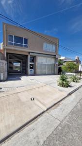 een huis met een hond op de oprit bij Austral Lofts in Puerto Madryn
