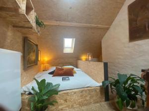 una camera con un letto in una parete in pietra di Tailor's Trail gîte d'adventure Beaufort Mullerthal a Beaufort